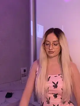 Snapshot of mollyxxx chatting on 26, 11, 2025 mollyxxx online show from 26, 11, 2025