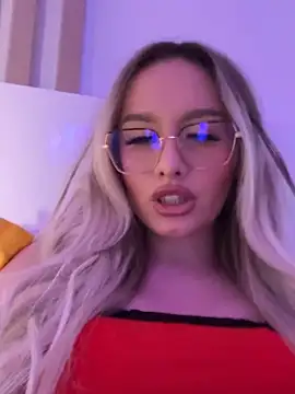 Snapshot of mollyxxx chatting on 13, 2, 2025 mollyxxx online show from 13, 2, 2025