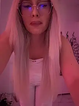 Snapshot of mollyxxx chatting on 7, 10, 2025 mollyxxx online show from 7, 10, 2025