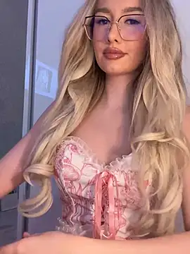 Snapshot of mollyxxx chatting on 8, 3, 2025 mollyxxx online show from 8, 3, 2025