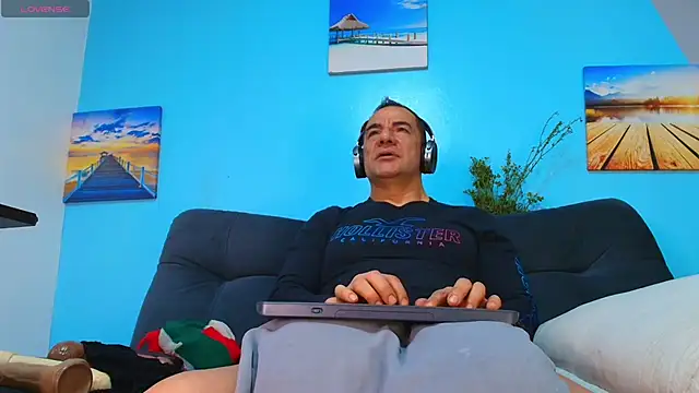 Snapshot of juanses_n_toro chatting on 4, 10, 2025 juanses n toro online show from 4, 10, 2025