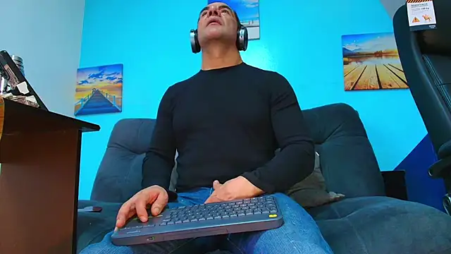 Snapshot of juanses_n_toro chatting on 24, 10, 2025 juanses n toro online show from 24, 10, 2025