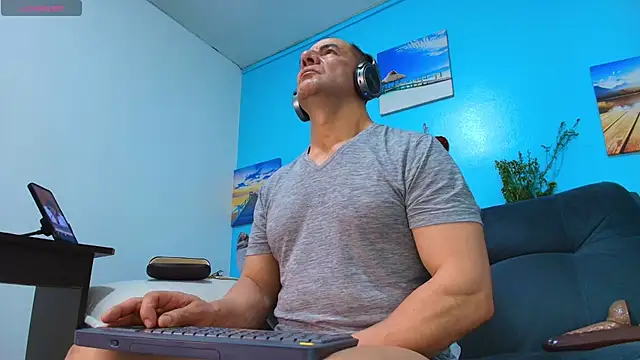 Snapshot of juanses_n_toro chatting on 1, 10, 2025 juanses n toro online show from 1, 10, 2025