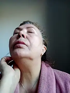 Snapshot of Hottie-Mom chatting on 11, 4, 2026 Hottie-Mom online show from 11, 4, 2026