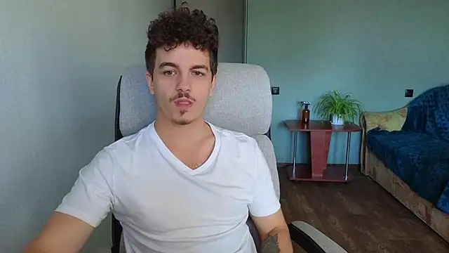 Snapshot of Remy_Miles chatting on 13, 10, 2025 Remy Miles online show from 13, 10, 2025