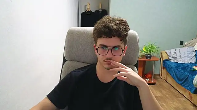 Snapshot of Remy_Miles chatting on 13, 11, 2025 Remy Miles online show from 13, 11, 2025