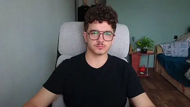 Snapshot of Remy_Miles chatting on 12, 11, 2025 Remy Miles online show from 12, 11, 2025