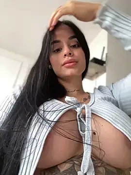 LaraHenao online show from 13, 3, 2025