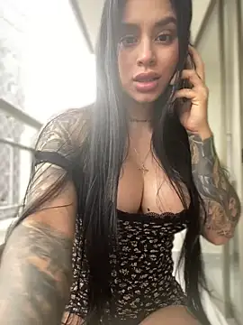 LaraHenao online show from 28, 1, 2025