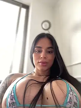 LaraHenao online show from 25, 2, 2025