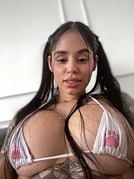 LaraHenao online show from 3, 2, 2025