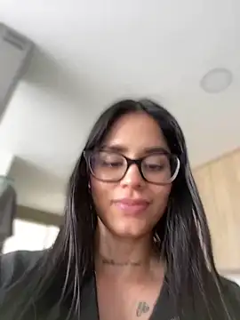 LaraHenao online show from 5, 3, 2025