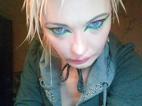 Snapshot of WildMissNiks chatting on 12, 11, 2025 WildMissNiks online show from 12, 11, 2025