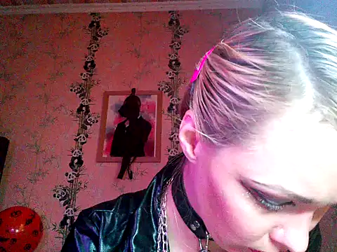 Snapshot of WildMissNiks chatting on 30, 10, 2025 WildMissNiks online show from 30, 10, 2025