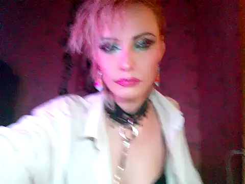 Snapshot of WildMissNiks chatting on 4, 12, 2025 WildMissNiks online show from 4, 12, 2025