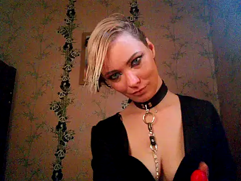 Snapshot of WildMissNiks chatting on 28, 10, 2025 WildMissNiks online show from 28, 10, 2025