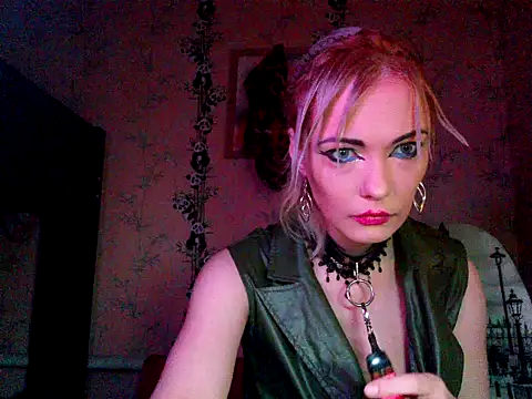 Snapshot of WildMissNiks chatting on 27, 11, 2025 WildMissNiks online show from 27, 11, 2025