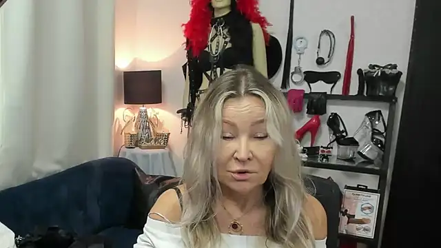 Snapshot of crystaLUX chatting on 15, 6, 2026 crystaLUX online show from 15, 6, 2026