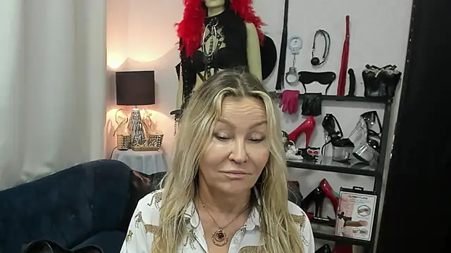 Snapshot of crystaLUX chatting on 9, 6, 2026 crystaLUX online show from 9, 6, 2026