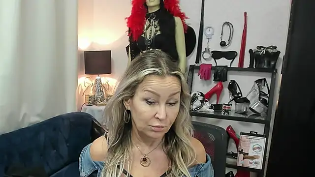 Snapshot of crystaLUX chatting on 17, 6, 2026 crystaLUX online show from 17, 6, 2026