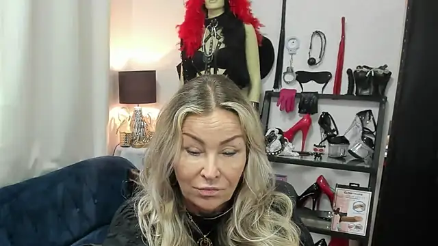 Snapshot of crystaLUX chatting on 23, 6, 2026 crystaLUX online show from 23, 6, 2026