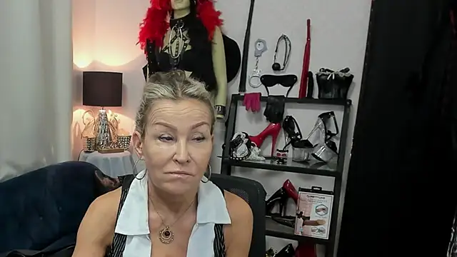 Snapshot of crystaLUX chatting on 14, 7, 2026 crystaLUX online show from 14, 7, 2026