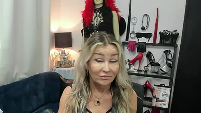 Snapshot of crystaLUX chatting on 24, 6, 2026 crystaLUX online show from 24, 6, 2026