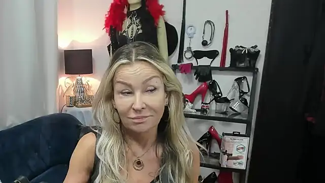 Snapshot of crystaLUX chatting on 6, 7, 2026 crystaLUX online show from 6, 7, 2026