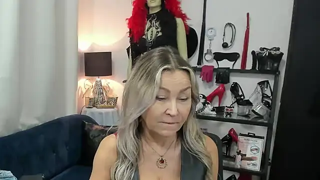 Snapshot of crystaLUX chatting on 16, 6, 2026 crystaLUX online show from 16, 6, 2026