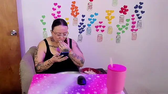 Snapshot of MiaYMolly chatting on 24, 6, 2026 MiaYMolly online show from 24, 6, 2026