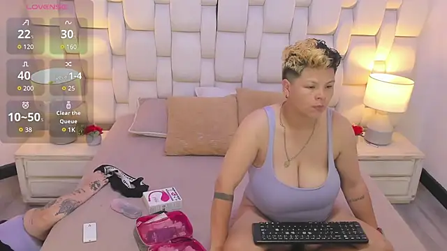 MiaYMolly online show from 5, 11, 2025