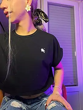 Snapshot of Littlebunny21 chatting on 24, 10, 2025 Littlebunny21 online show from 24, 10, 2025