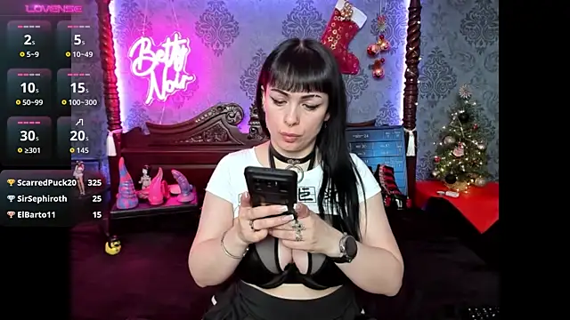 BettyNoir online show from 2, 12, 2025