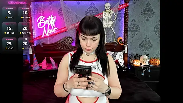 Snapshot of BettyNoir chatting on 23, 10, 2025 BettyNoir online show from 23, 10, 2025