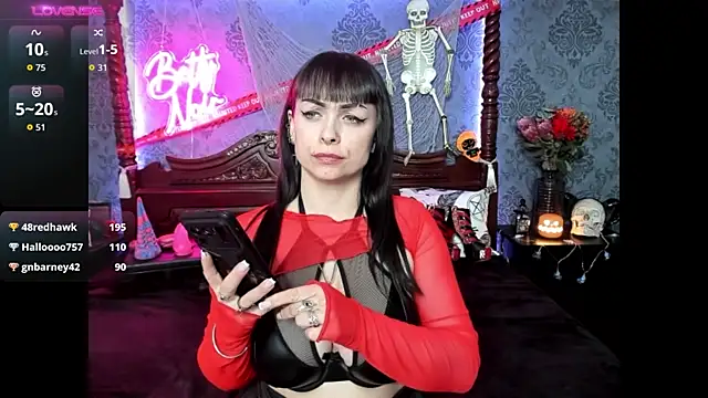 Snapshot of BettyNoir chatting on 8, 11, 2025 BettyNoir online show from 8, 11, 2025