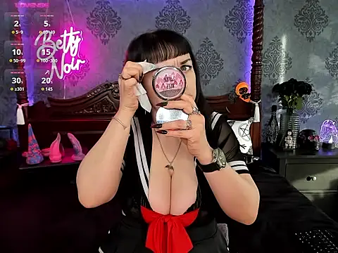 Snapshot of BettyNoir chatting on 21, 10, 2025 BettyNoir online show from 21, 10, 2025