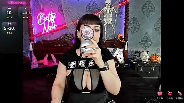 Snapshot of BettyNoir chatting on 29, 10, 2025 BettyNoir online show from 29, 10, 2025