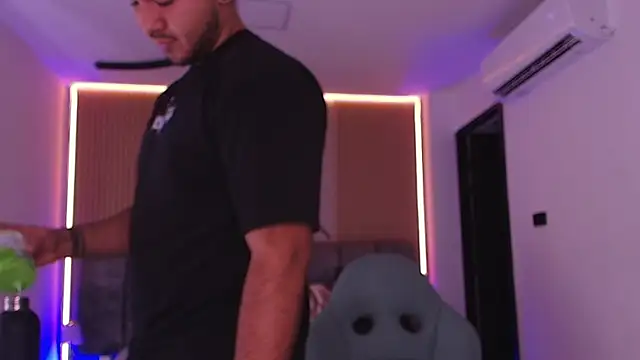 Snapshot of mister_miike chatting on 18, 2, 2026 mister miike online show from 18, 2, 2026