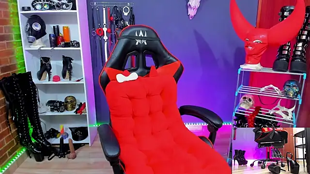 Snapshot of Mistress_Yelena chatting on 4, 2, 2026 Mistress Yelena online show from 4, 2, 2026