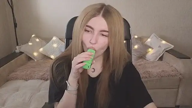 ViolettaLopez online show from 11, 10, 2025