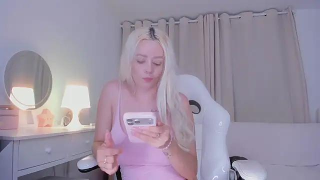 Snapshot of bella_adams_ chatting on 11, 10, 2025 bella adams online show from 11, 10, 2025