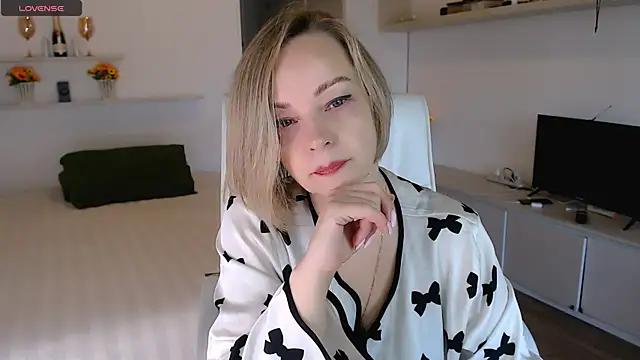 Tilly Eliot online show from 24, 9, 2025