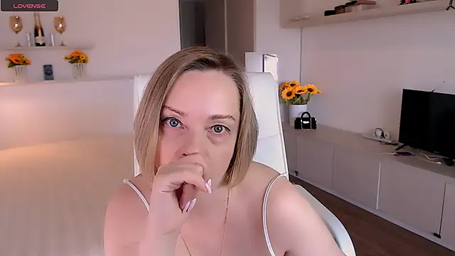 Tilly Eliot online show from 3, 10, 2025