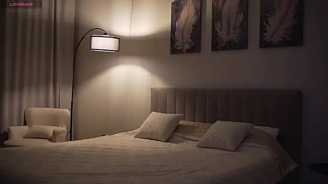 Danielle Thomas online show from 28, 9, 2025