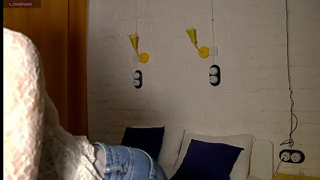 Danielle Thomas online show from 15, 11, 2025