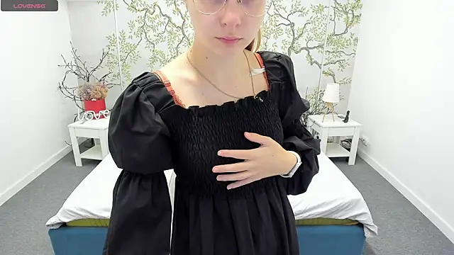 Snapshot of CharmedDoll chatting on 13, 10, 2025 CharmedDoll online show from 13, 10, 2025