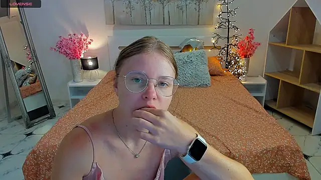 Snapshot of CharmedDoll chatting on 16, 9, 2025 CharmedDoll online show from 16, 9, 2025