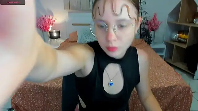 Snapshot of CharmedDoll chatting on 14, 10, 2025 CharmedDoll online show from 14, 10, 2025