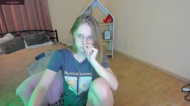Snapshot of CharmedDoll chatting on 10, 7, 2026 CharmedDoll online show from 10, 7, 2026