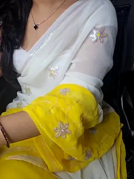 Snapshot of aliyaah_singh chatting on 8, 10, 2025 aliyaah singh online show from 8, 10, 2025